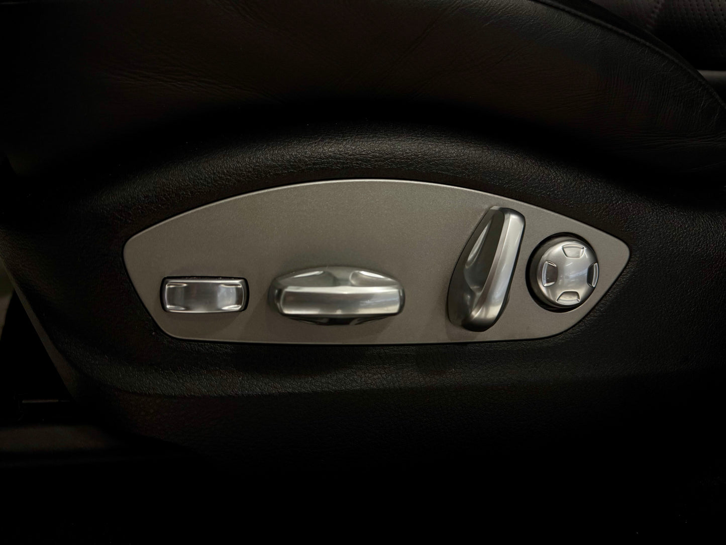 Porsche Macan SPORT PANORAMA LEDER KAMERA AHK MEMORY PDC