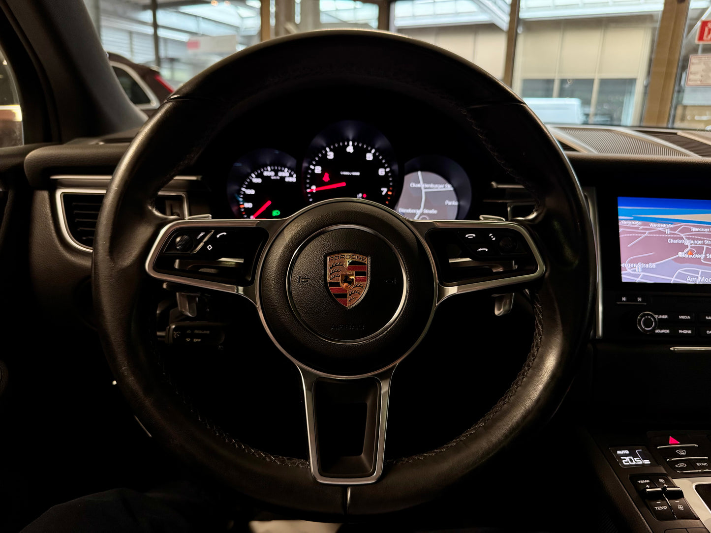 Porsche Macan SPORT PANORAMA LEDER KAMERA AHK MEMORY PDC