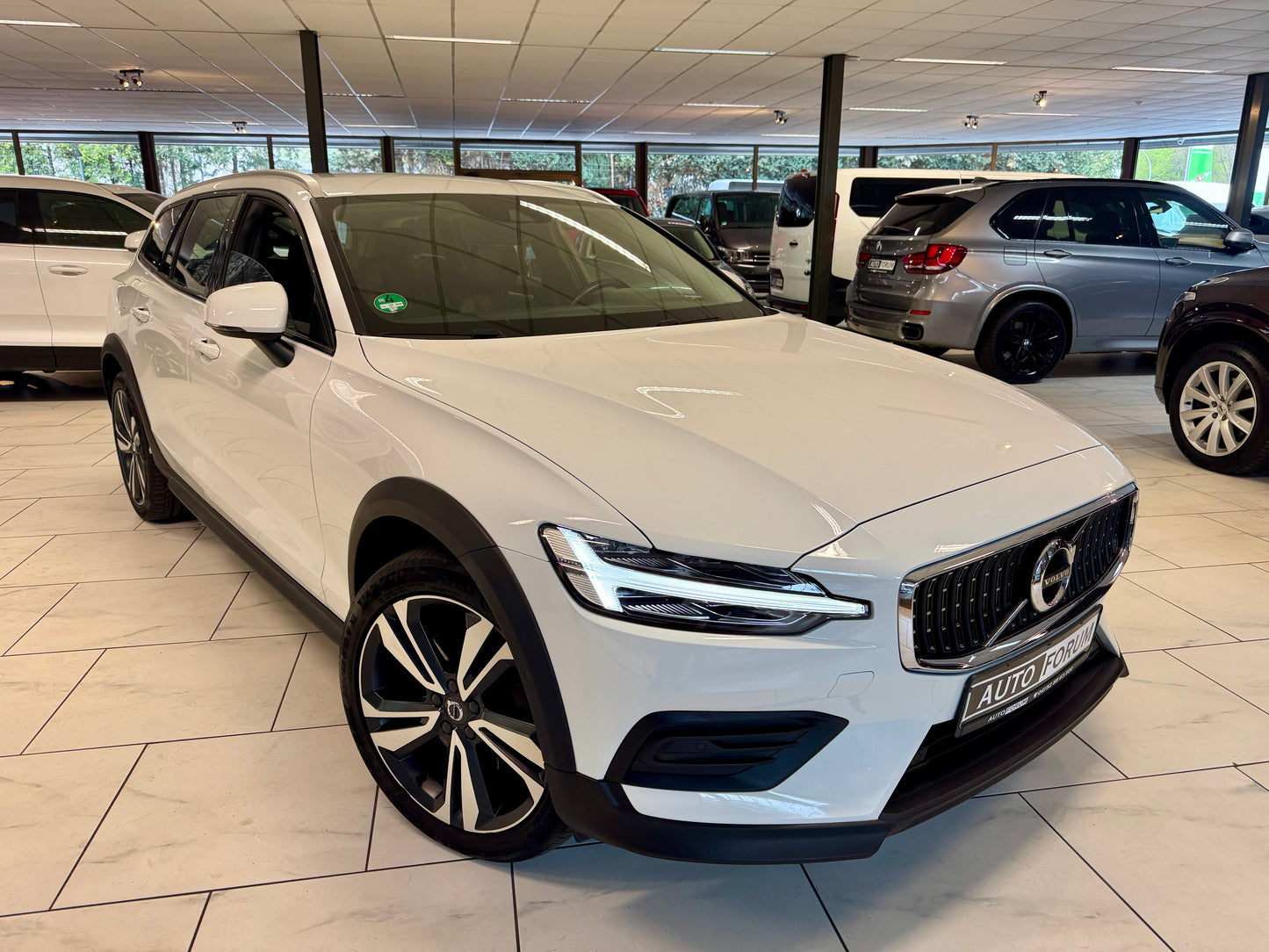 Volvo V60 D4 CROSS COUNTRY AWD LEDER AHK NAVI LED CAM