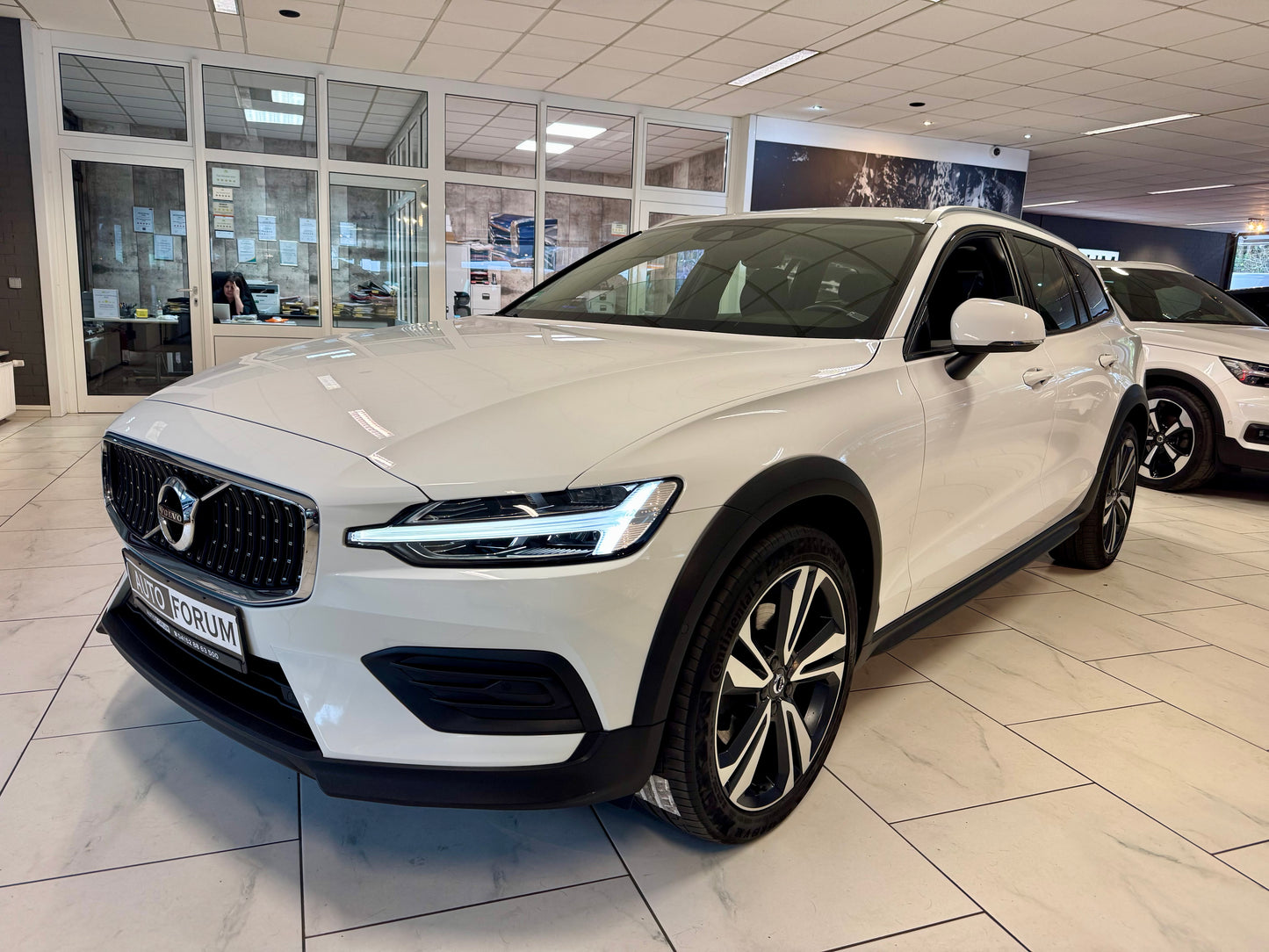 Volvo V60 D4 CROSS COUNTRY AWD LEDER AHK NAVI LED CAM