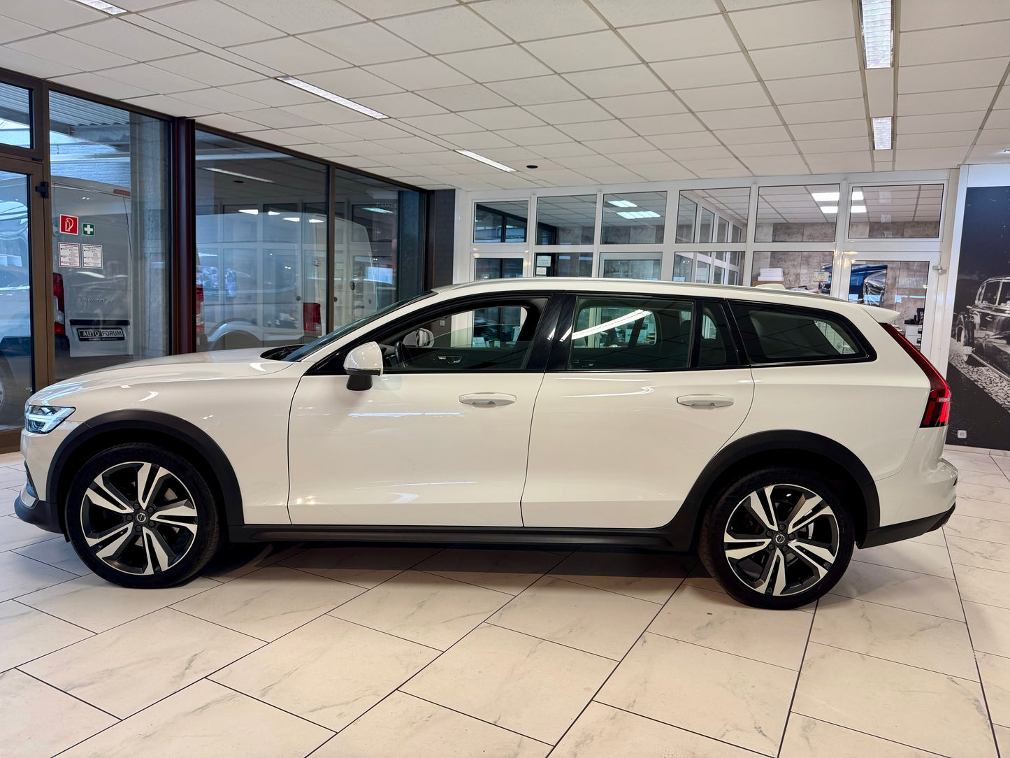 Volvo V60 D4 CROSS COUNTRY AWD LEDER AHK NAVI LED CAM