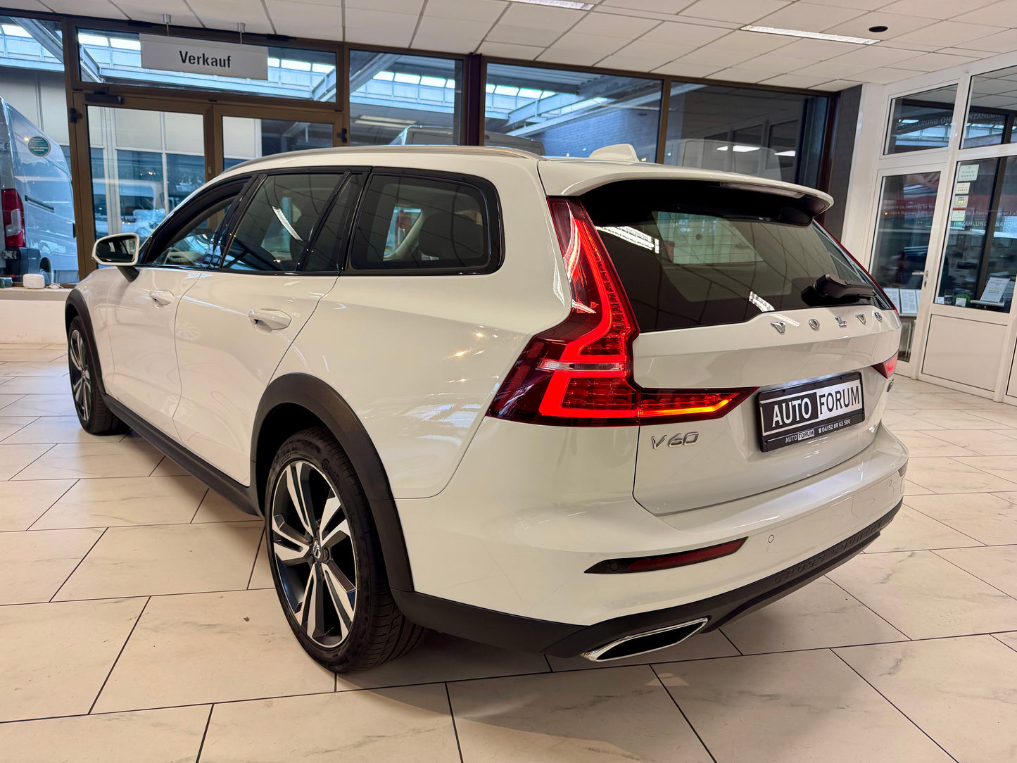 Volvo V60 D4 CROSS COUNTRY AWD LEDER AHK NAVI LED CAM