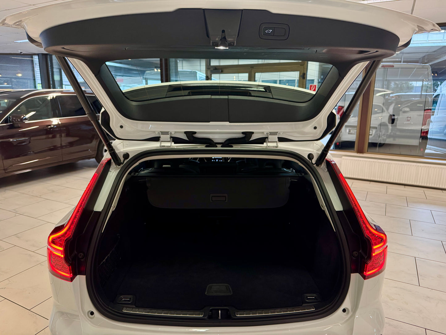 Volvo V60 D4 CROSS COUNTRY AWD LEDER AHK NAVI LED CAM