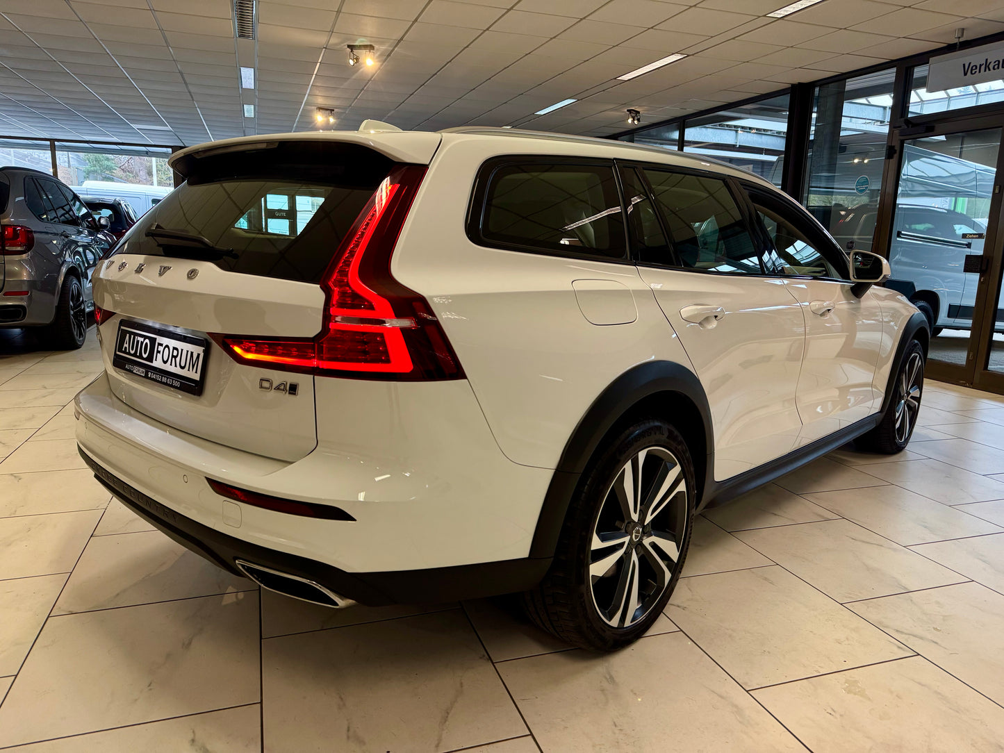 Volvo V60 D4 CROSS COUNTRY AWD LEDER AHK NAVI LED CAM