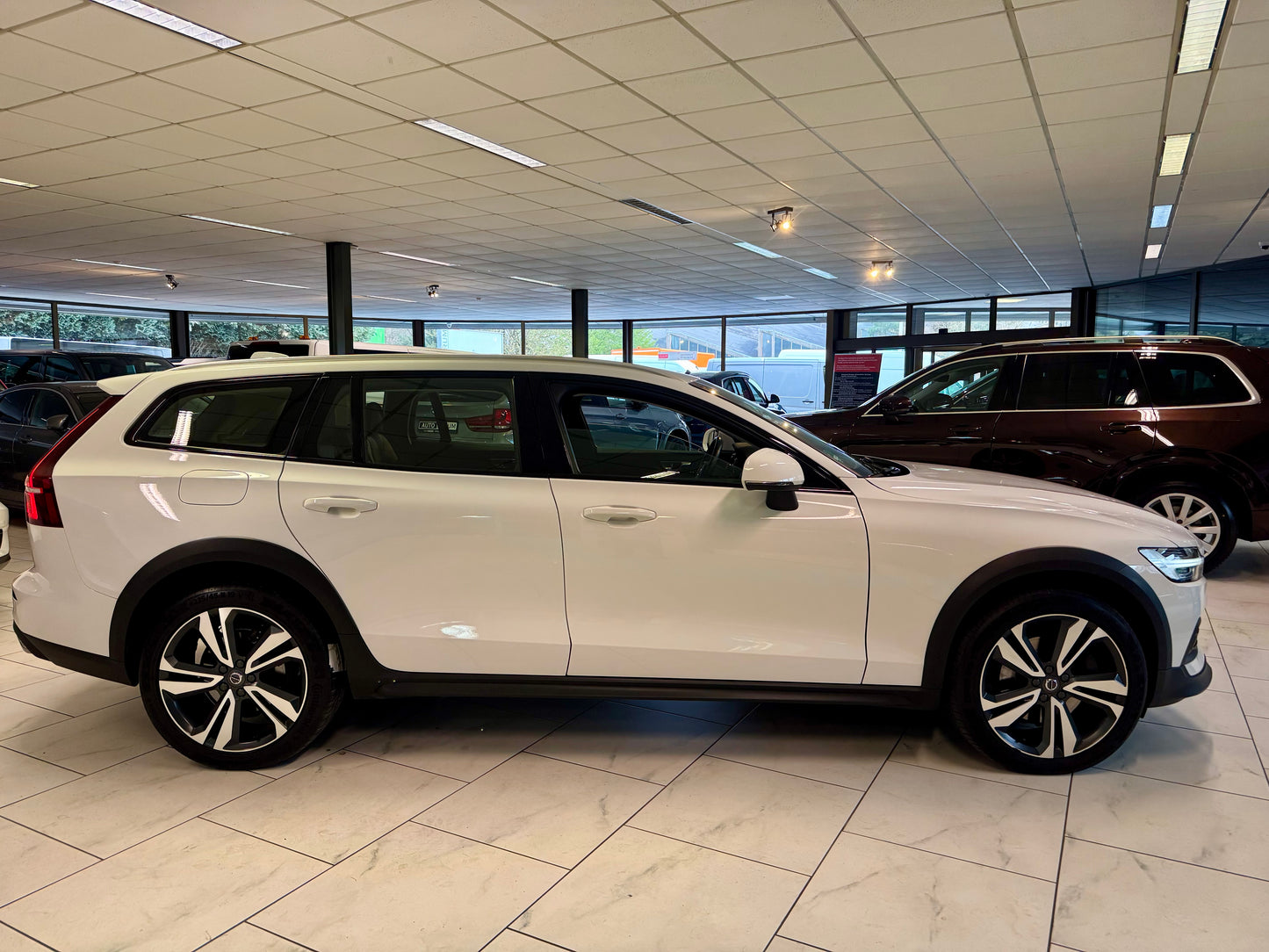 Volvo V60 D4 CROSS COUNTRY AWD LEDER AHK NAVI LED CAM