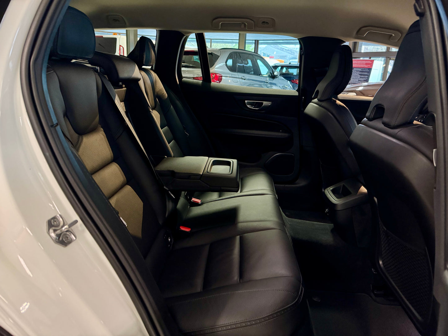Volvo V60 D4 CROSS COUNTRY AWD LEDER AHK NAVI LED CAM