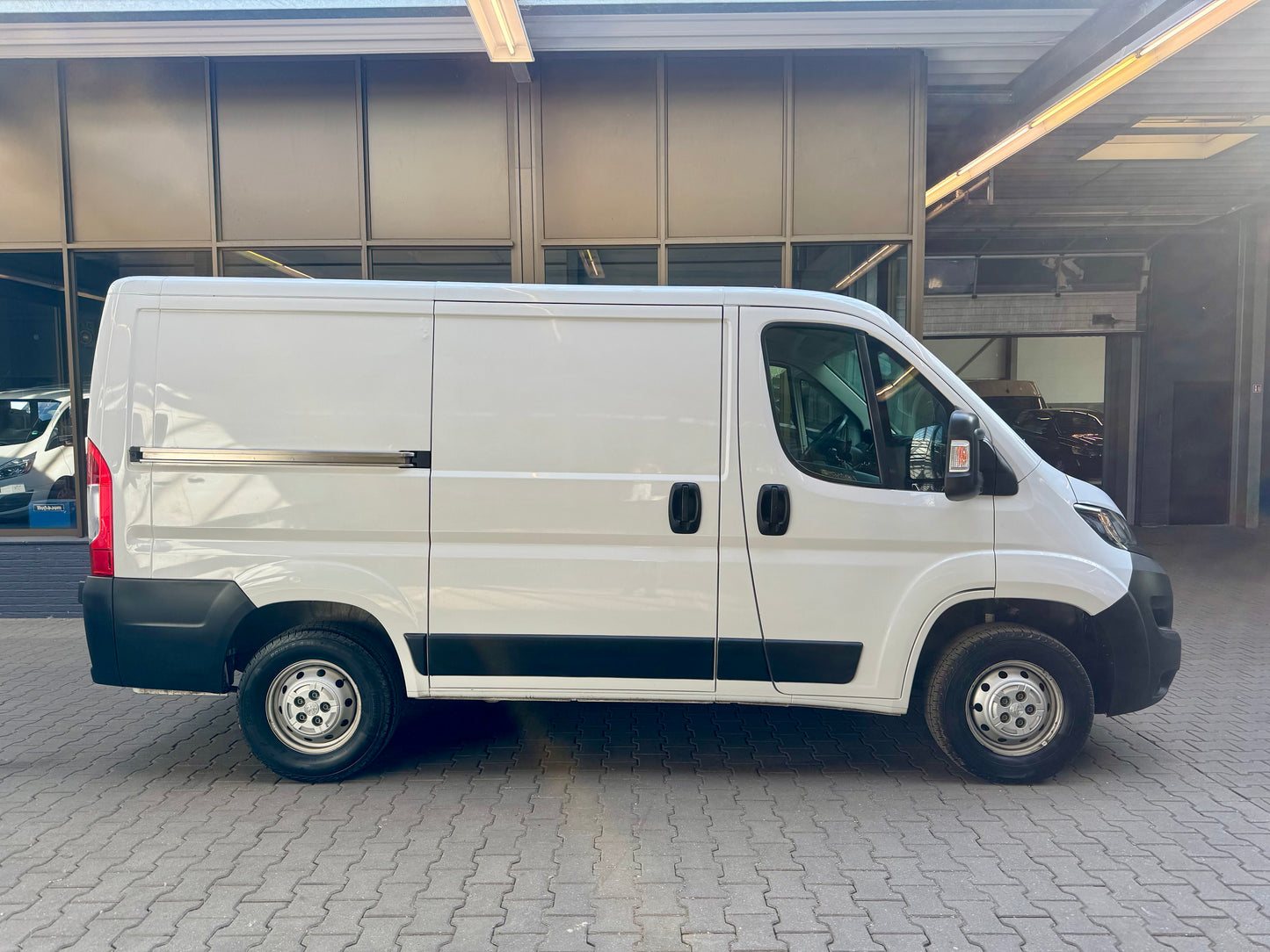 Peugeot Boxer 2.2 HDi L1H1 3,3t KLIMA NAVI 3-SITZER PDC