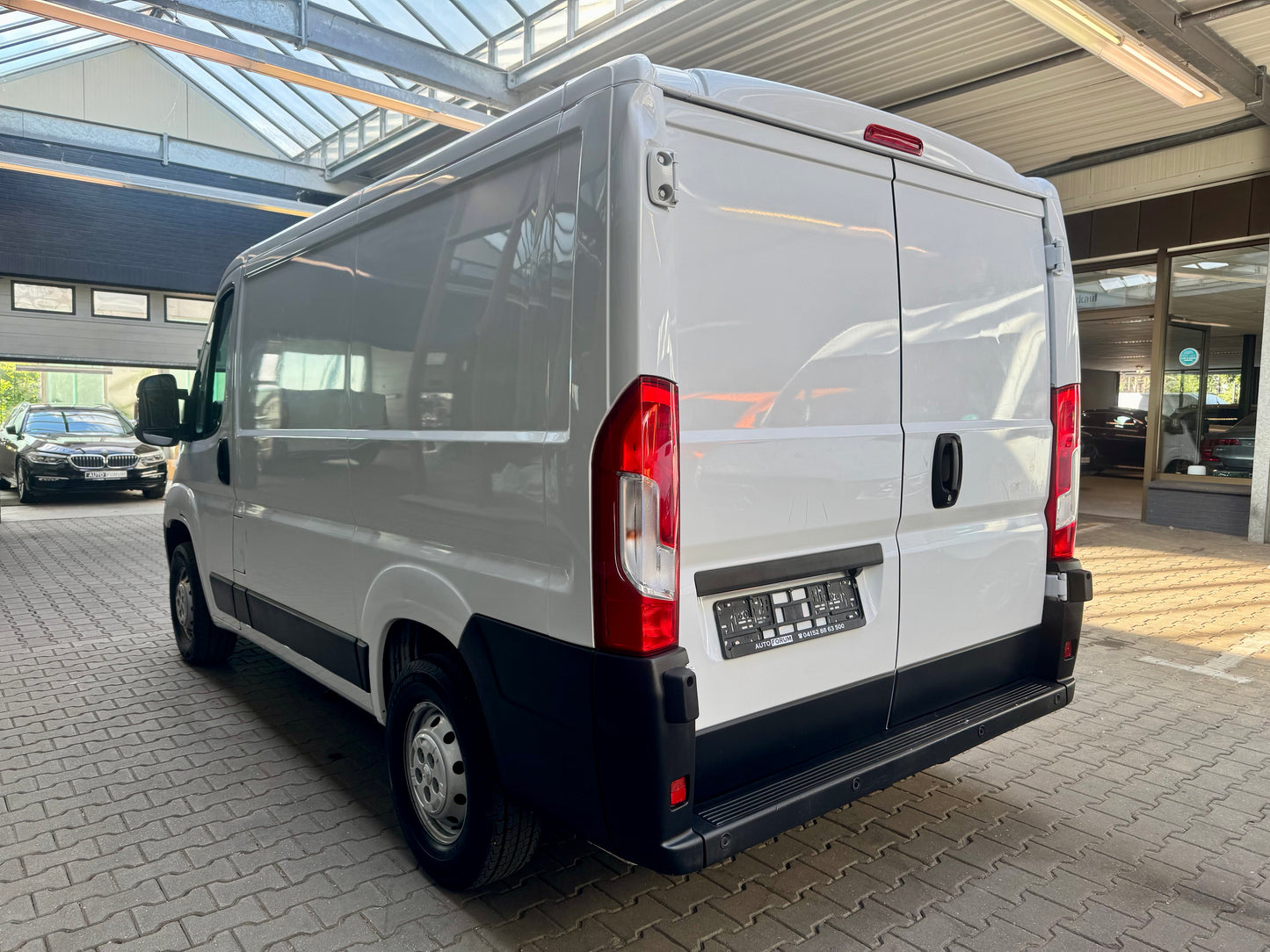 Peugeot Boxer 2.2 HDi L1H1 3,3t KLIMA NAVI 3-SITZER PDC