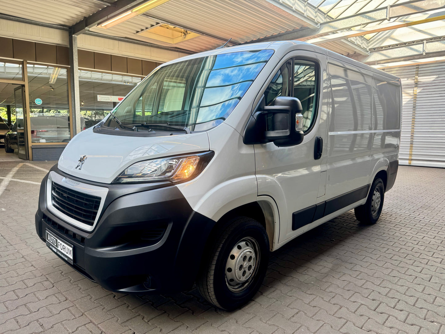Peugeot Boxer 2.2 HDi L1H1 3,3t KLIMA NAVI 3-SITZER PDC
