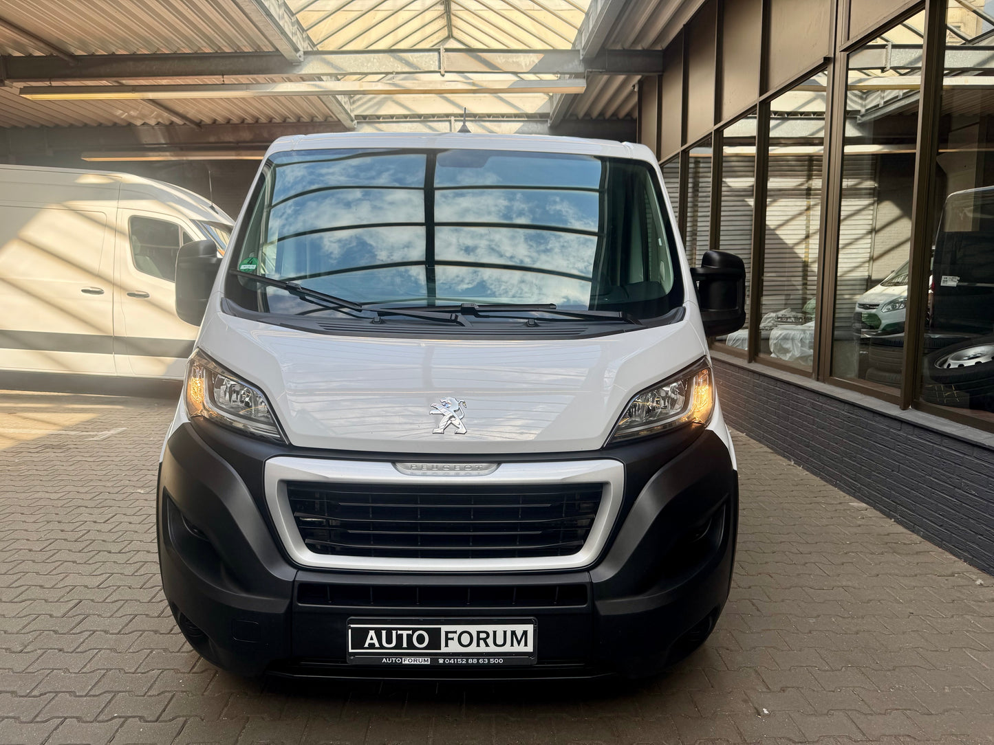 Peugeot Boxer 2.2 HDi L1H1 3,3t KLIMA NAVI 3-SITZER PDC