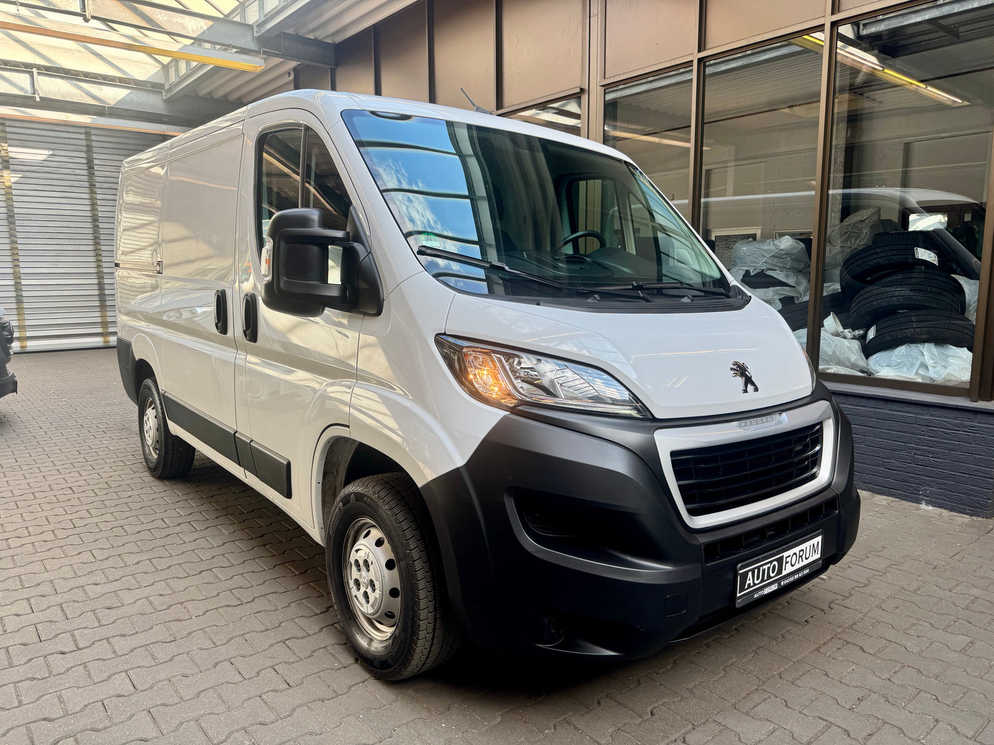 Peugeot Boxer 2.2 HDi L1H1 3,3t KLIMA NAVI 3-SITZER PDC