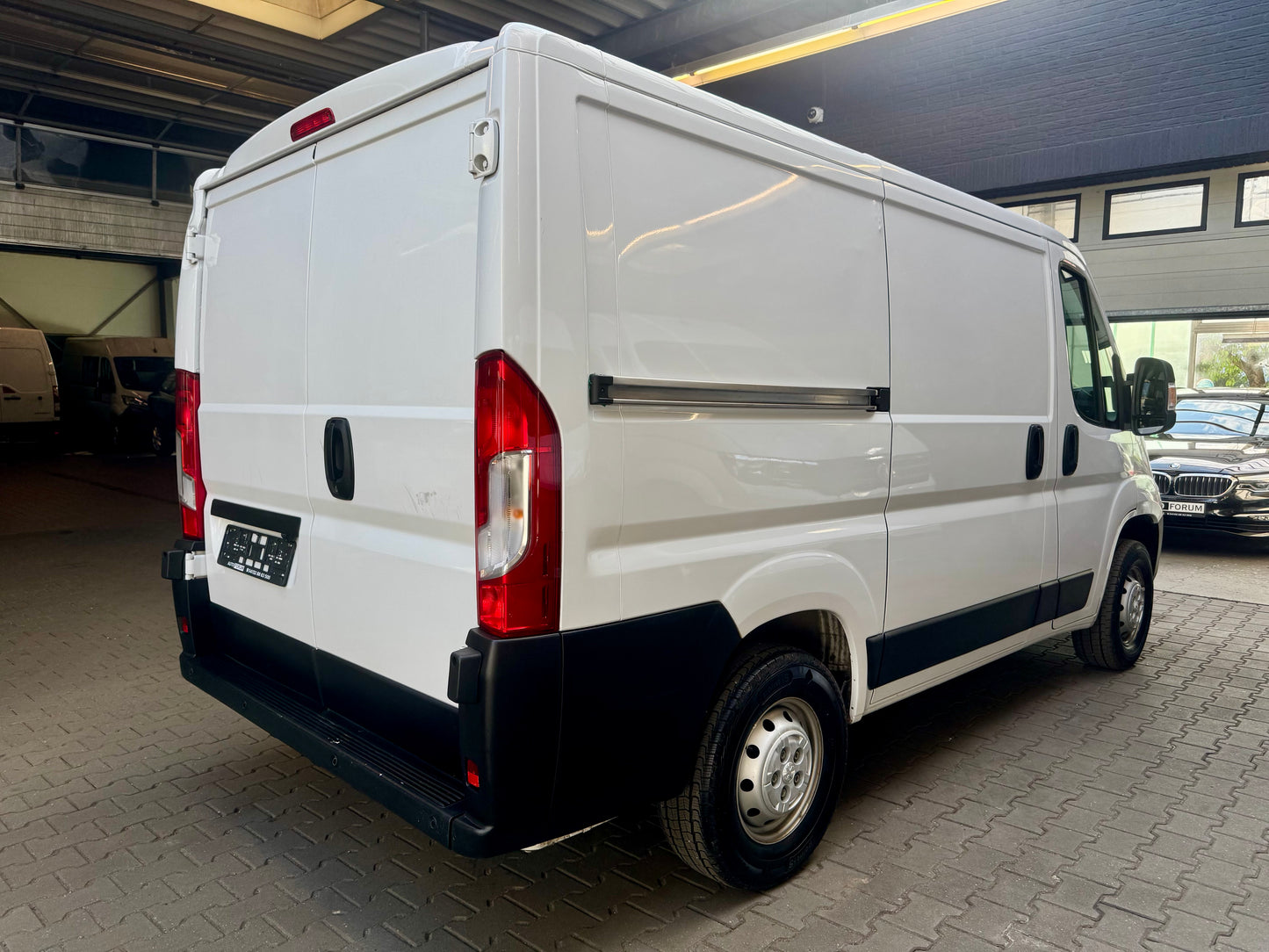 Peugeot Boxer 2.2 HDi L1H1 3,3t KLIMA NAVI 3-SITZER PDC