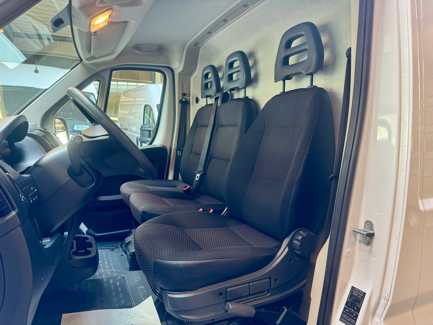 Peugeot Boxer 2.2 HDi L1H1 3,3t KLIMA NAVI 3-SITZER PDC