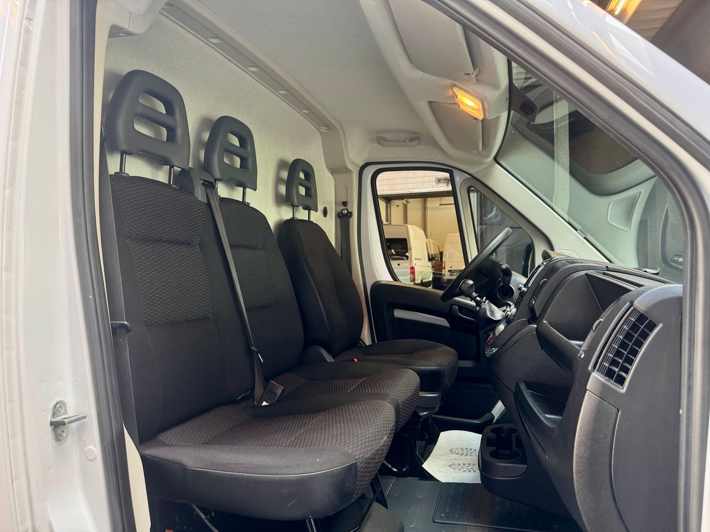 Peugeot Boxer 2.2 HDi L1H1 3,3t KLIMA NAVI 3-SITZER PDC