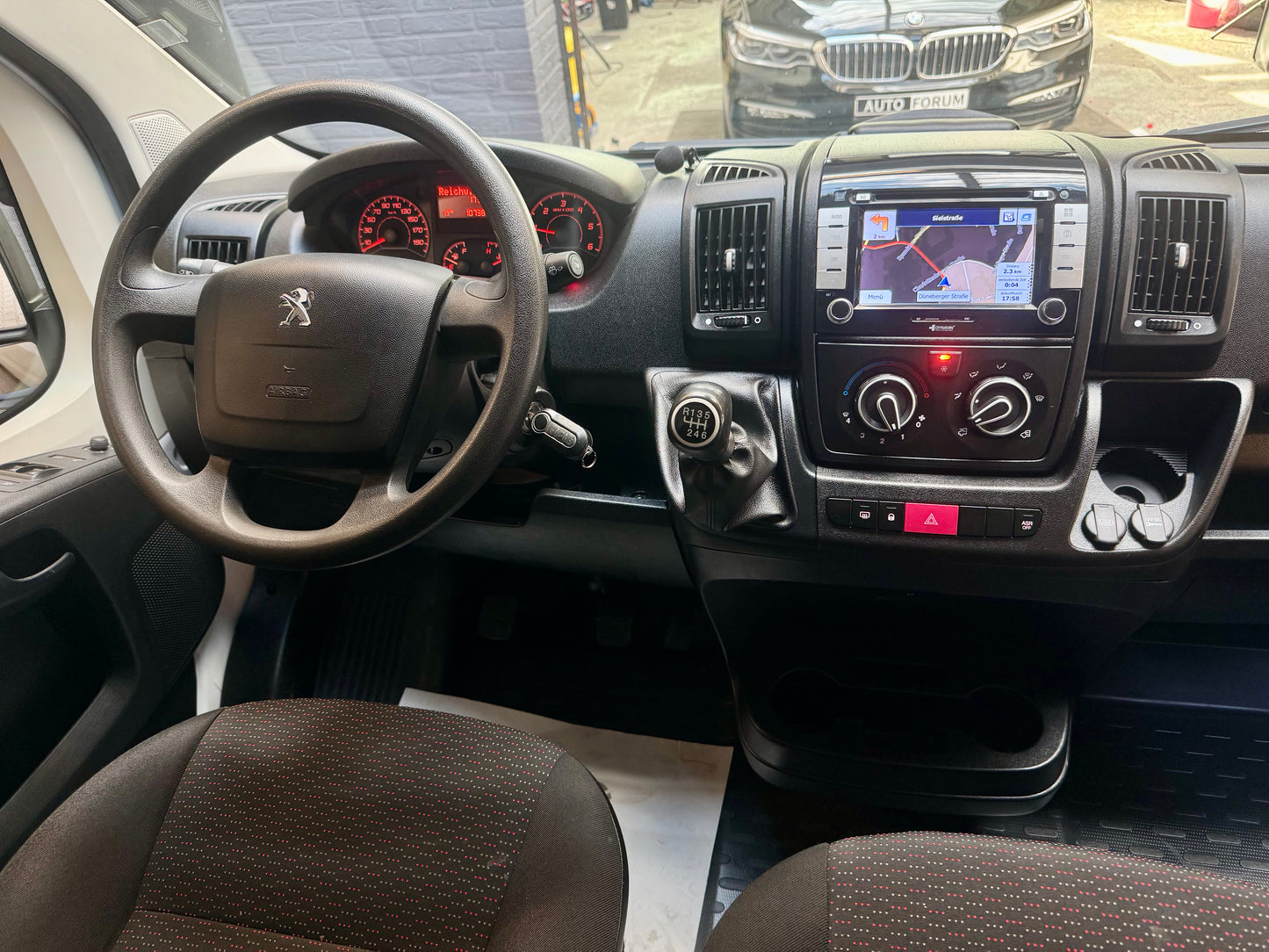 Peugeot Boxer 2.2 HDi L1H1 3,3t KLIMA NAVI 3-SITZER PDC