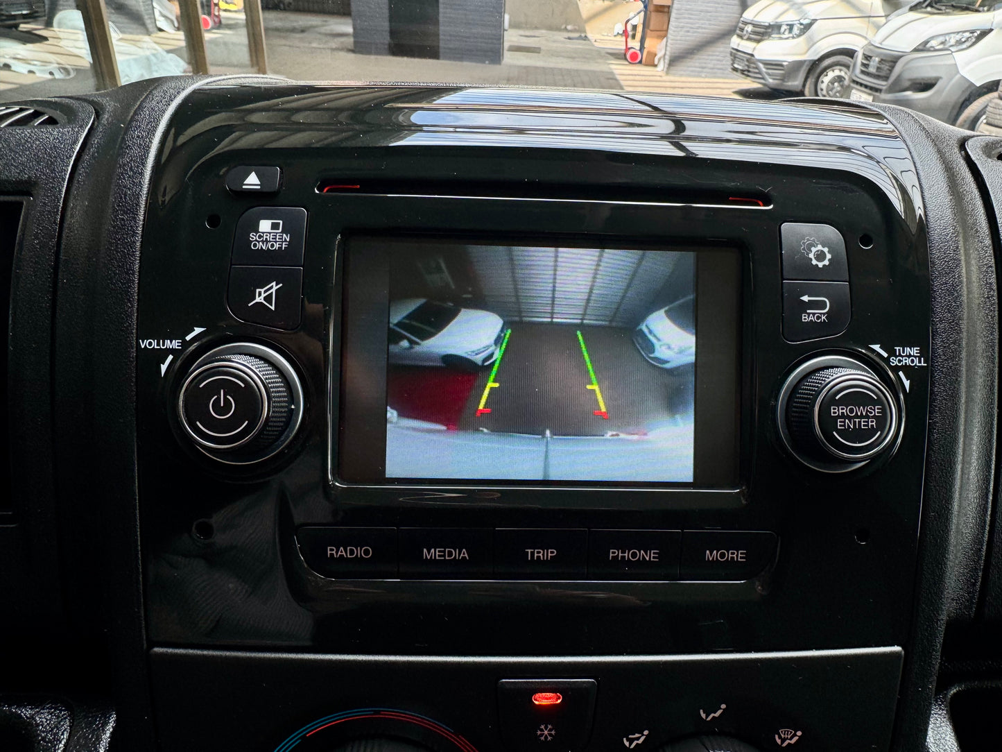 Peugeot Boxer 2.0 HDi L2H2 KLIMA REGALE 3-SITZE CAM PDC