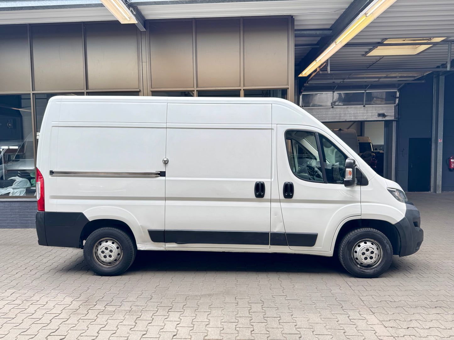 Peugeot Boxer 2.0 HDi L2H2 KLIMA REGALE 3-SITZE CAM PDC