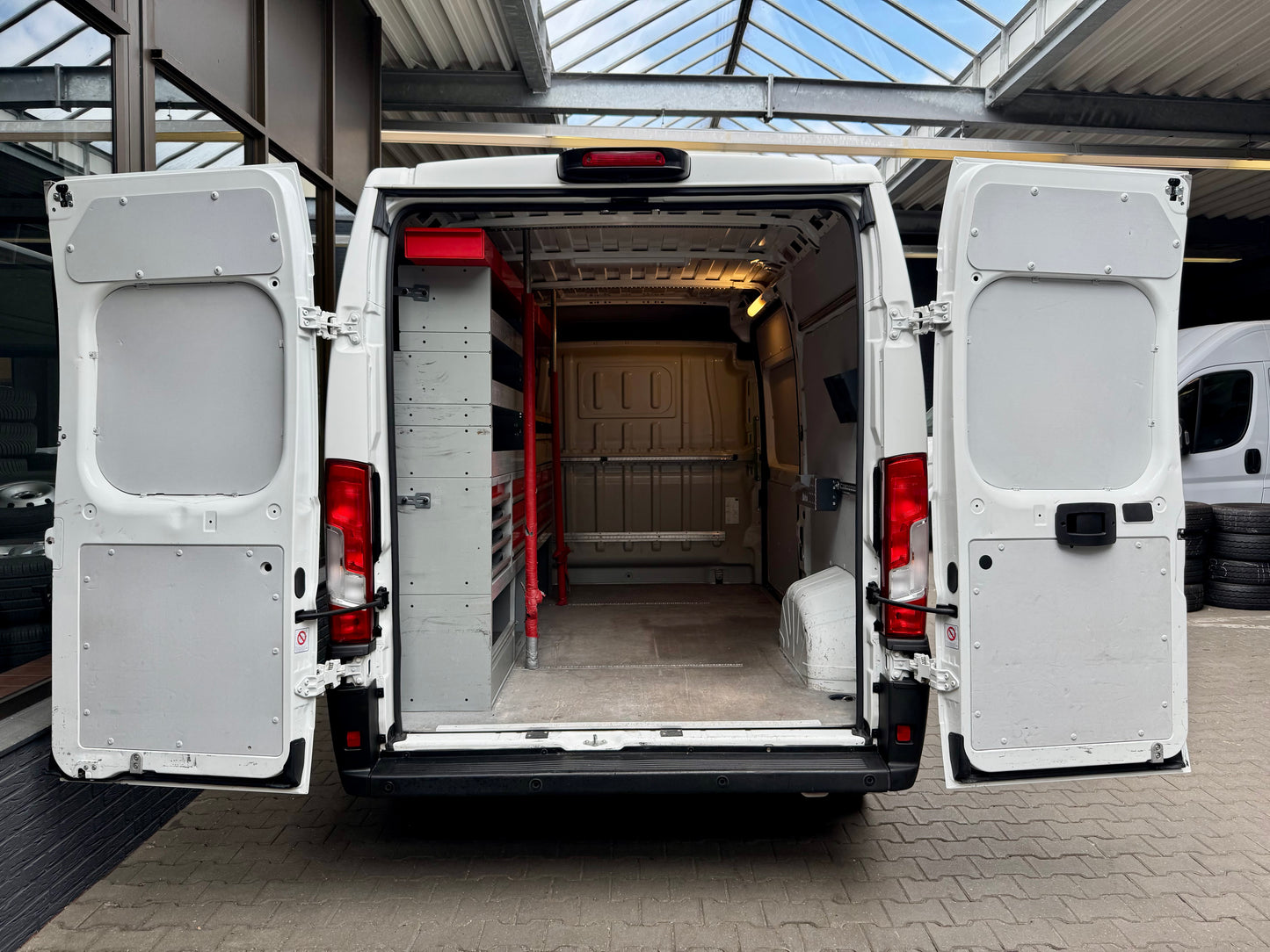 Peugeot Boxer 2.0 HDi L2H2 KLIMA REGALE 3-SITZE CAM PDC