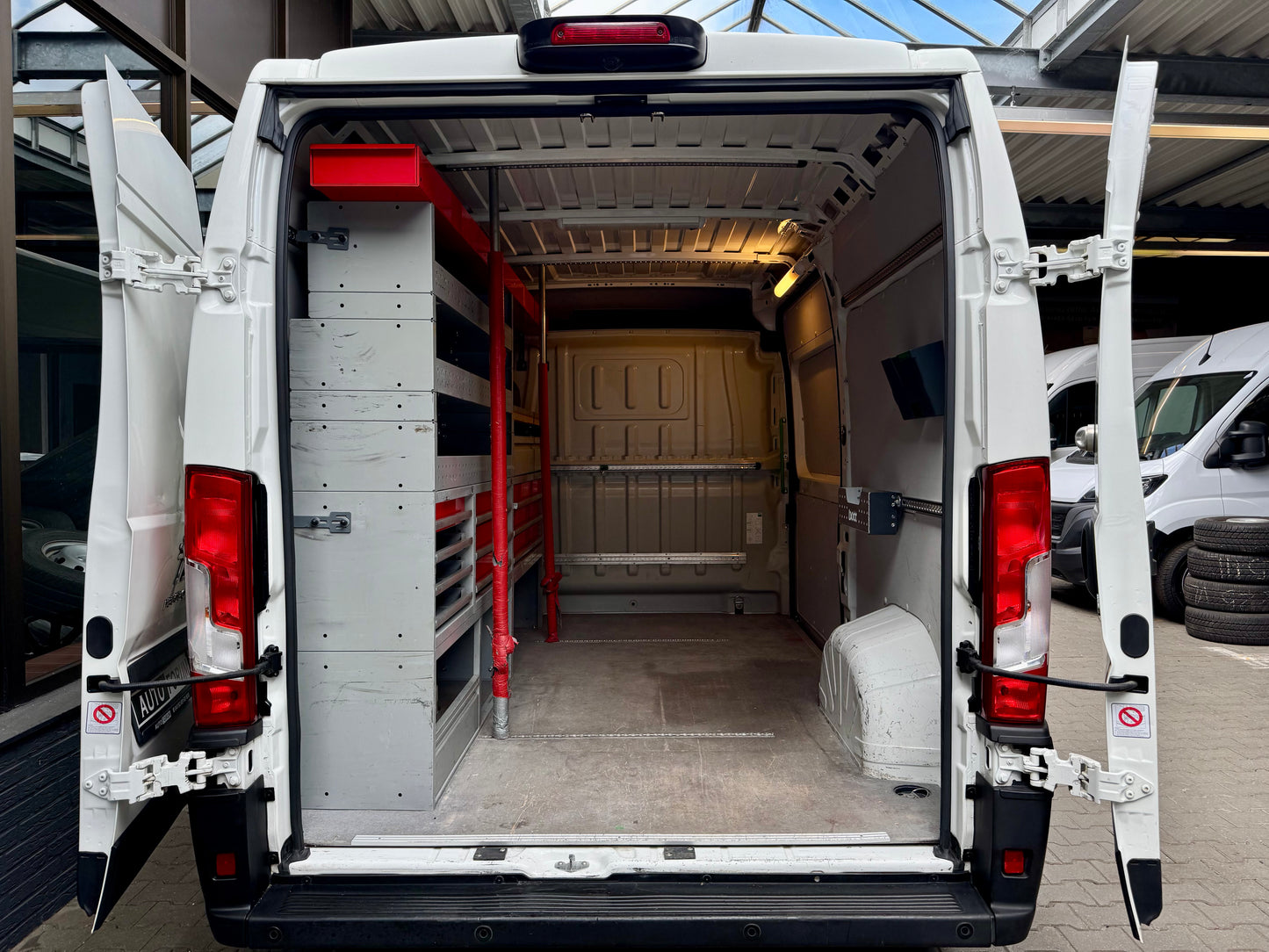 Peugeot Boxer 2.0 HDi L2H2 KLIMA REGALE 3-SITZE CAM PDC