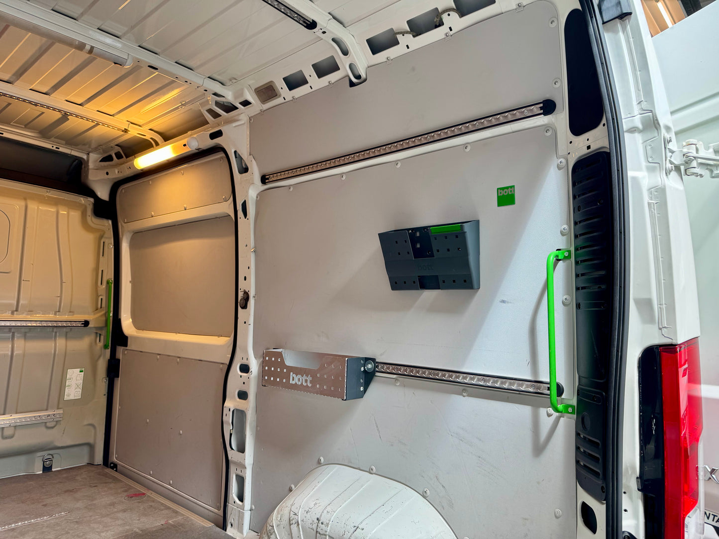 Peugeot Boxer 2.0 HDi L2H2 KLIMA REGALE 3-SITZE CAM PDC