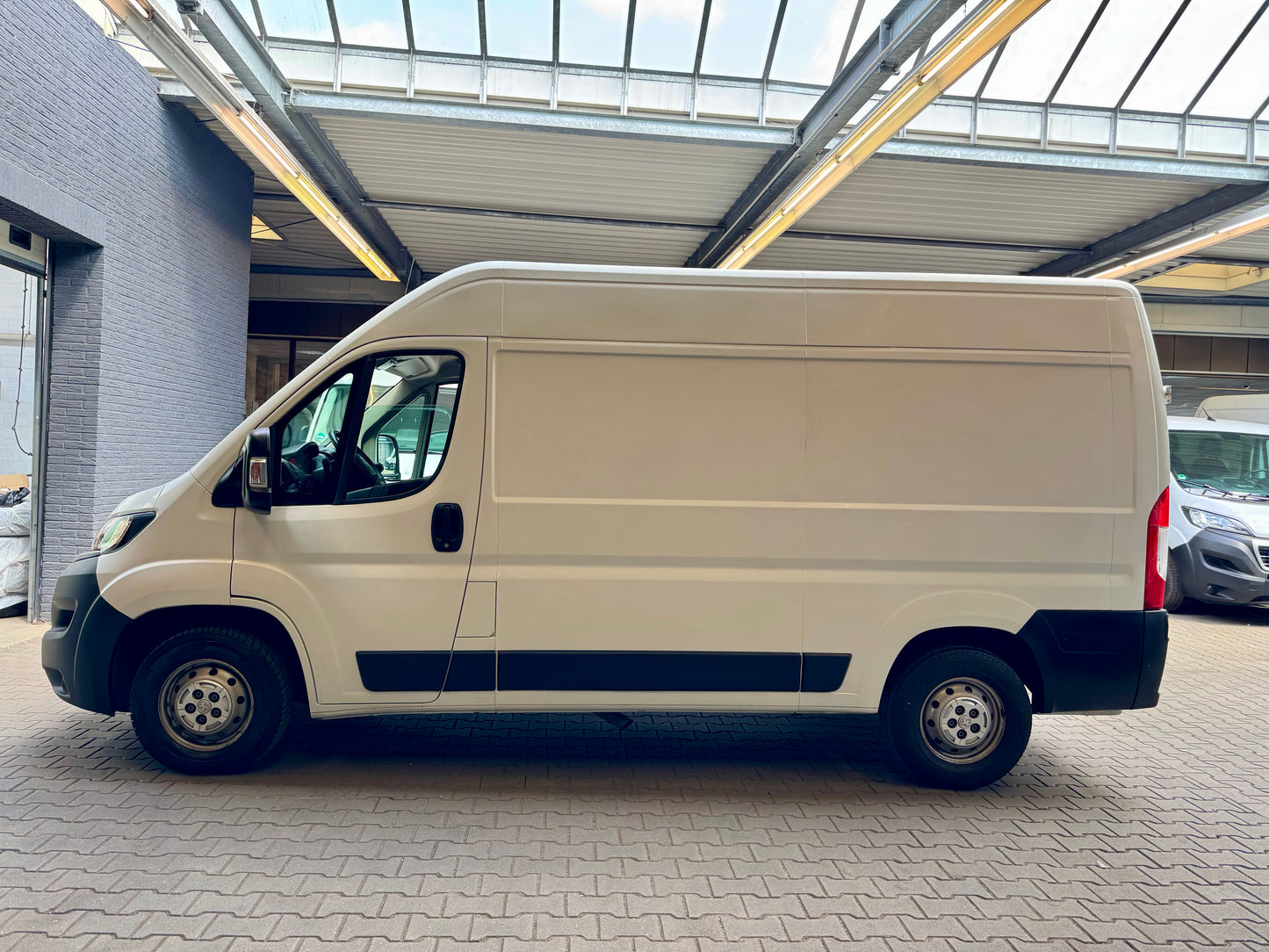 Peugeot Boxer 2.0 HDi L2H2 KLIMA REGALE 3-SITZE CAM PDC