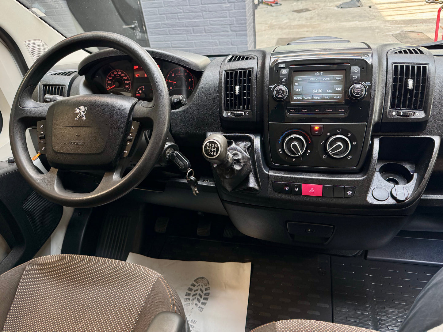 Peugeot Boxer 2.0 HDi L2H2 KLIMA REGALE 3-SITZE CAM PDC