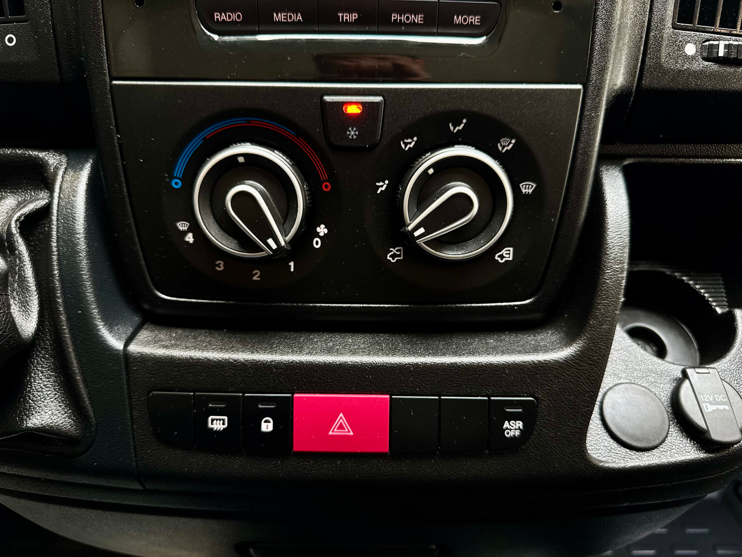 Peugeot Boxer 2.0 HDi L2H2 KLIMA REGALE 3-SITZE CAM PDC