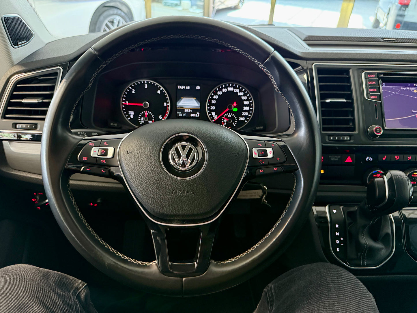 Volkswagen T6 Multivan 2.0 TDI GEN SIX LED SHZG LEDER 7SITZ