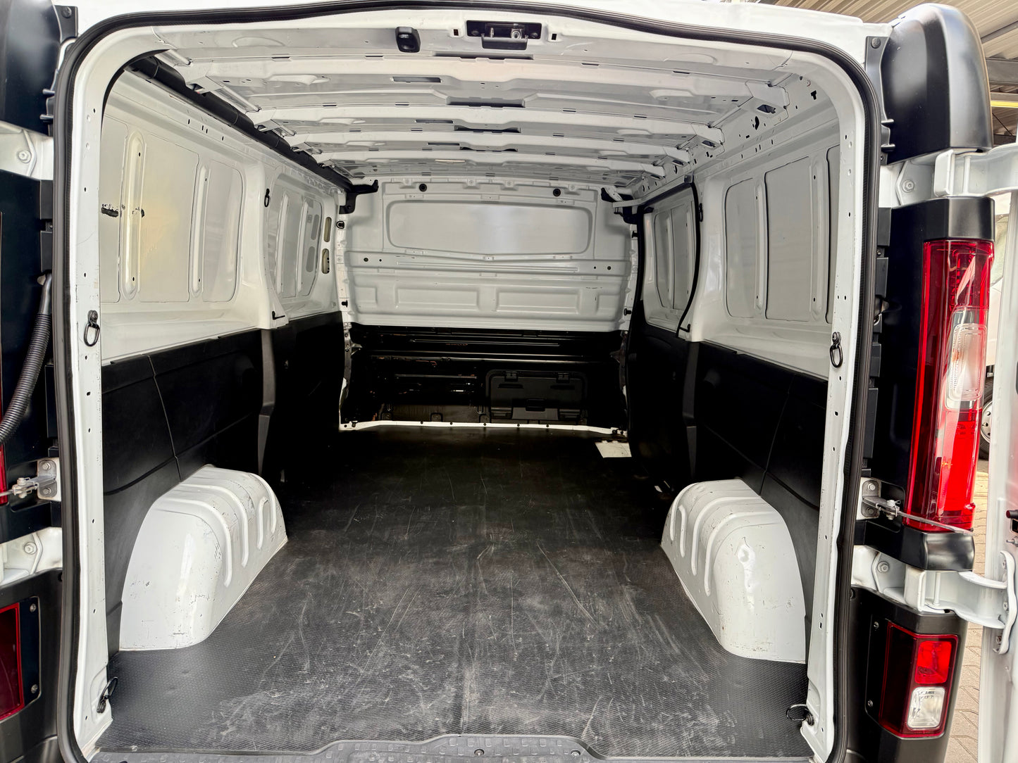 Renault Trafic 1.6 dCi L2 3,0t NAVI KLIMA AHK 3SITZE PDC