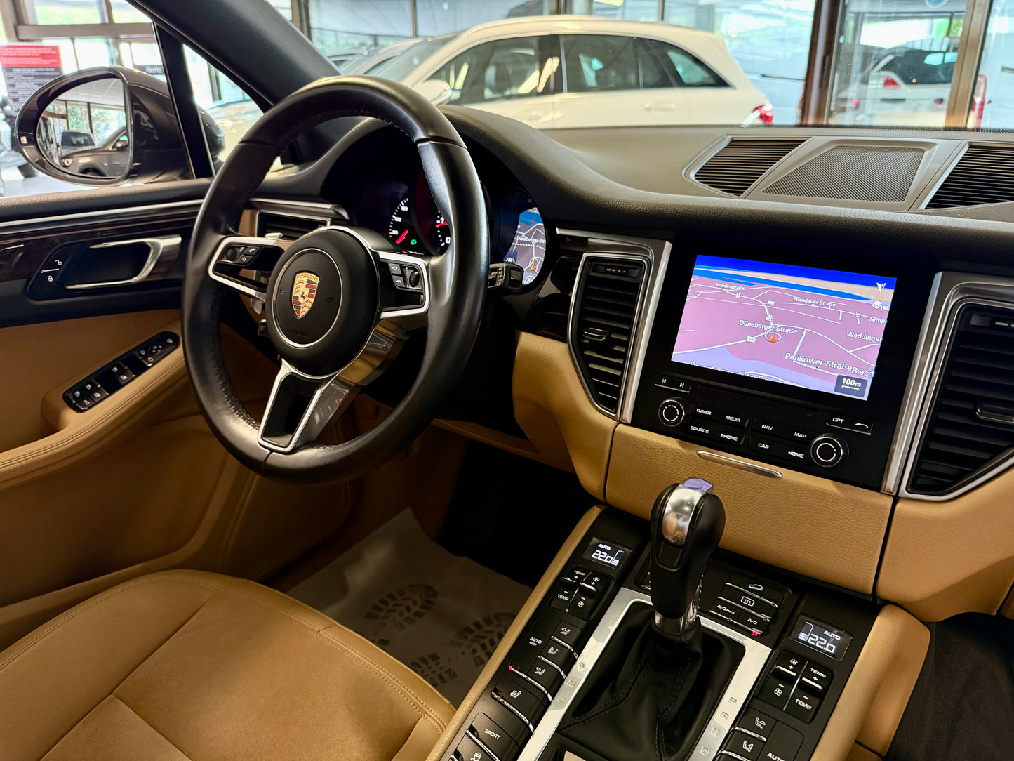 Porsche Macan SPORT AGA PANORAMA LEDER NAVI SHZ PDC LED