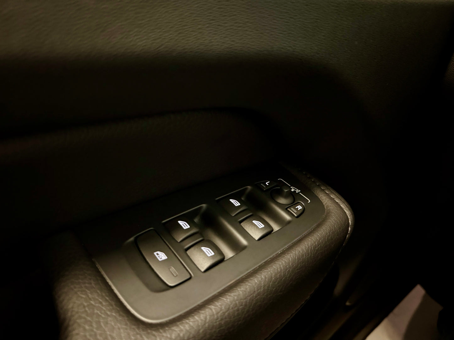 Volvo XC60 T5 AWD LEDER AHK NAVI PDC LED SHZ CAM DAB