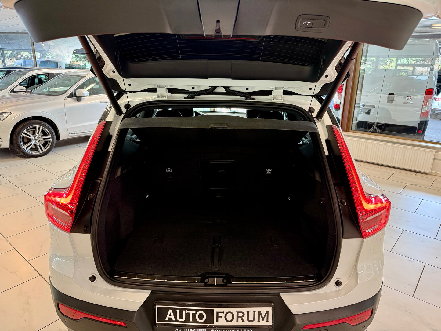 Volvo XC40 T4 AWD R-DESIGN LEDER AHK H/K MEMORY KAMERA