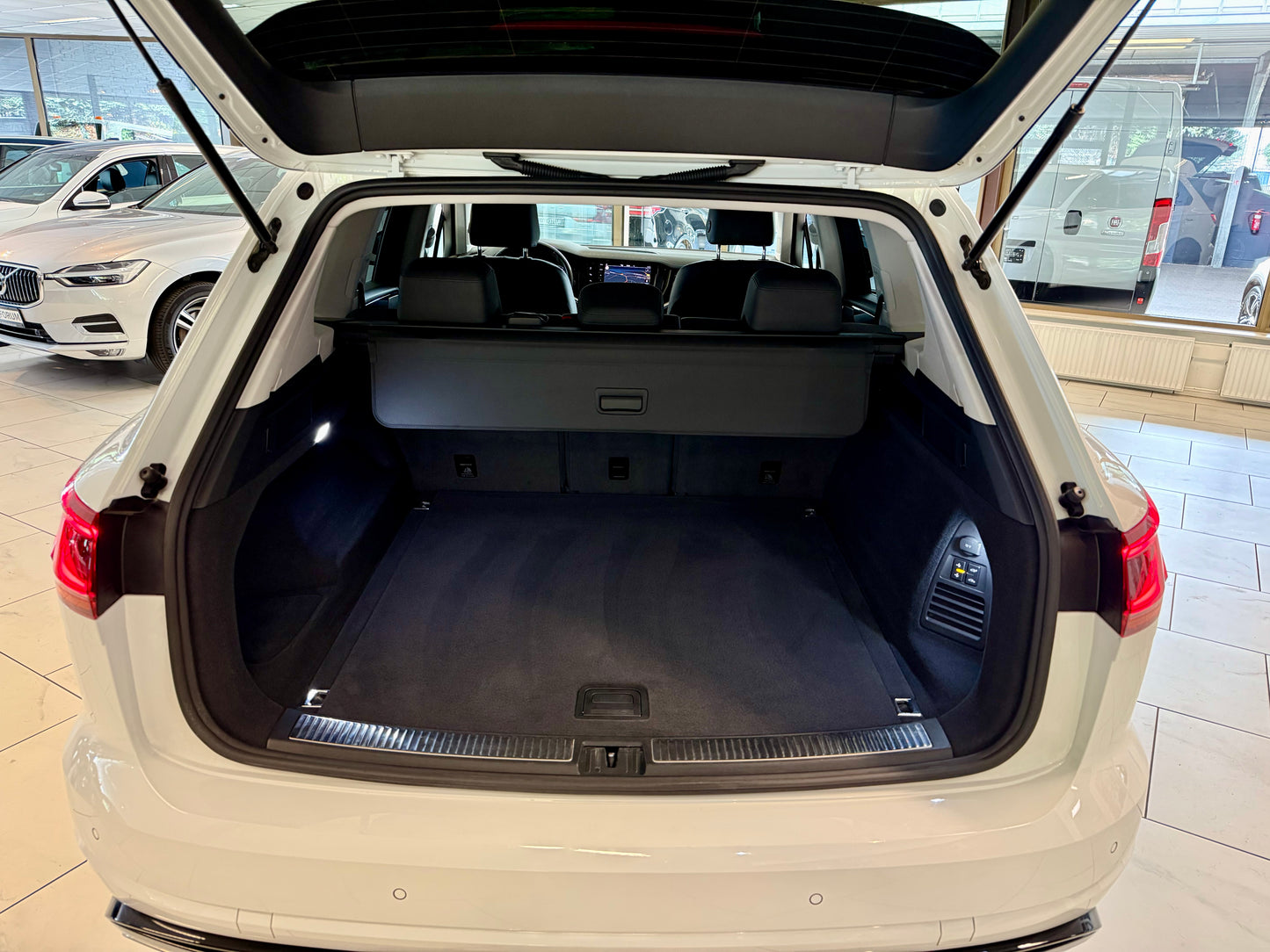 Volkswagen Touareg 3.0 TDI 4M R-LINE BLACK AHK NAVI LED STANDHEIZUNG