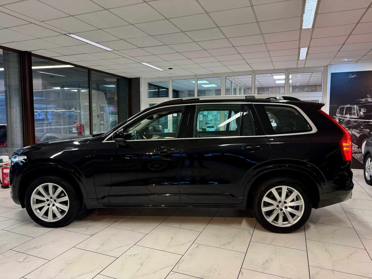 Volvo XC90 2.0 D4 AUT 7-SITZE LEDER PANO NAVI LED SHZ