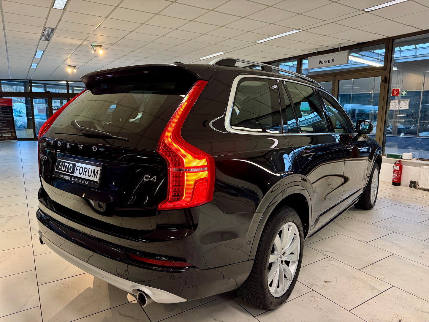 Volvo XC90 2.0 D4 AUT 7-SITZE LEDER PANO NAVI LED SHZ