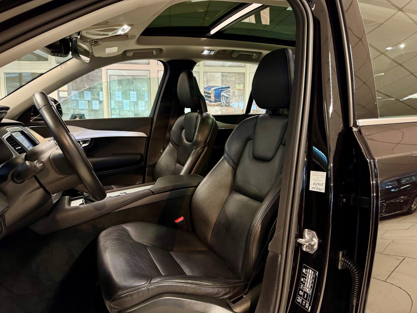 Volvo XC90 2.0 D4 AUT 7-SITZE LEDER PANO NAVI LED SHZ