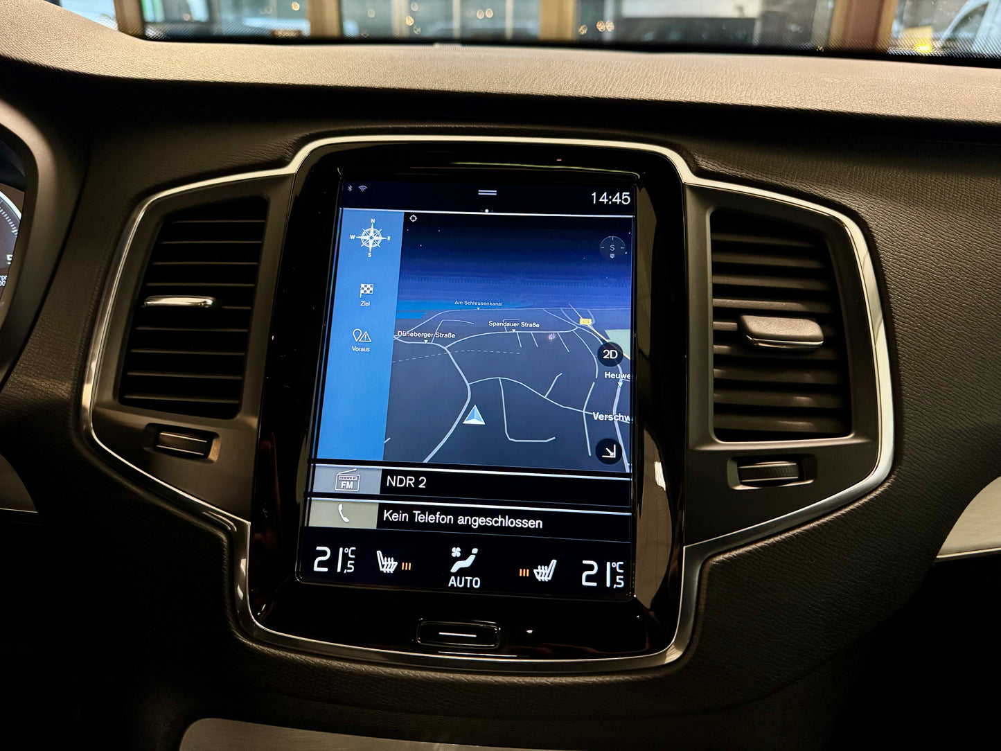 Volvo XC90 2.0 D4 AUT 7-SITZE LEDER PANO NAVI LED SHZ