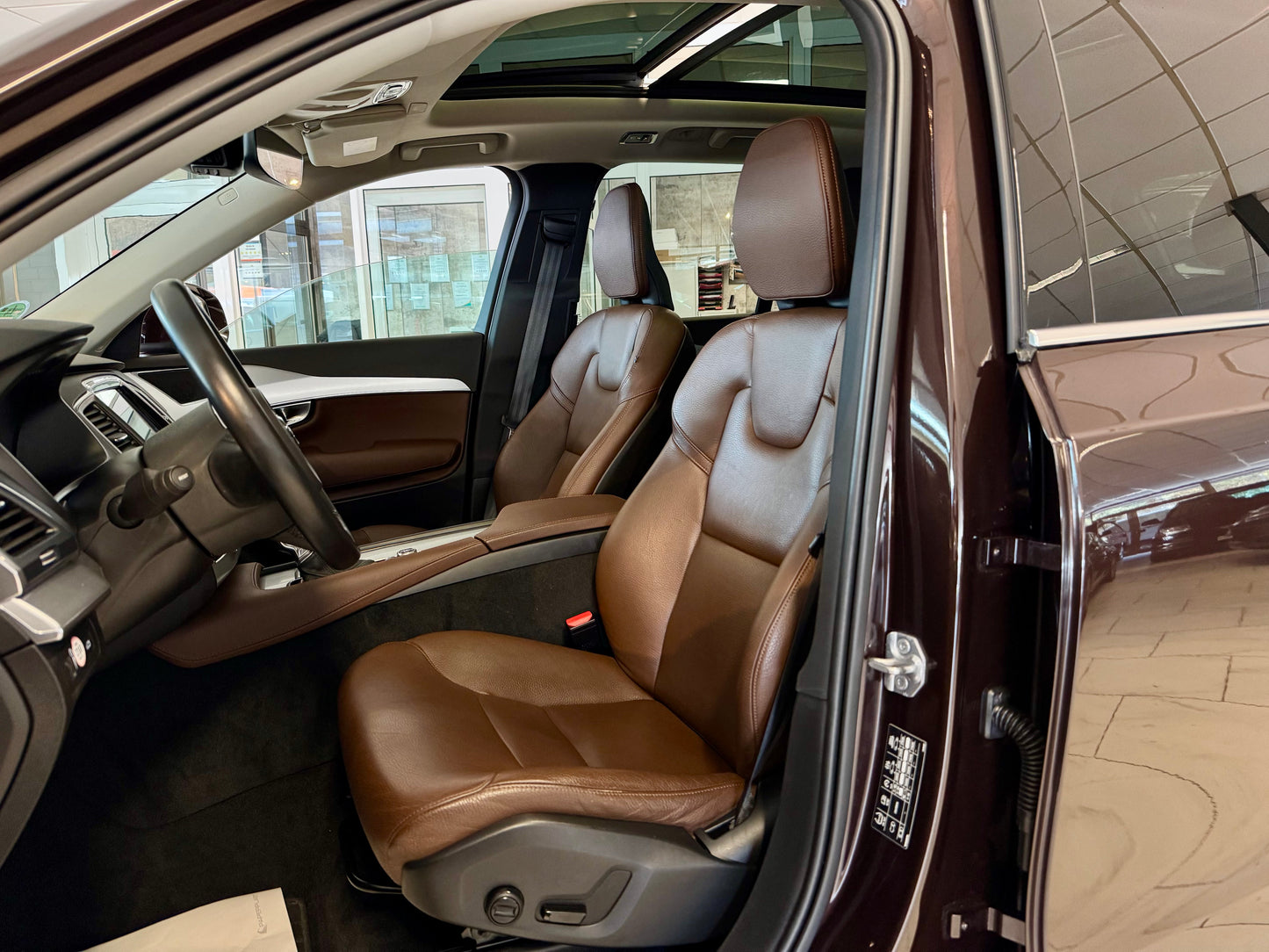 Volvo XC90 2.0 D5 AWD LEDER NAVI AHK STANDHZG CAM PDC