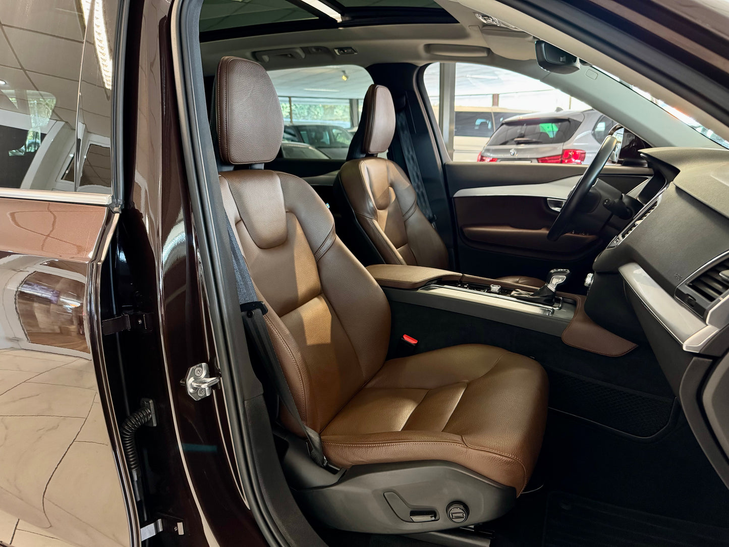 Volvo XC90 2.0 D5 AWD LEDER NAVI AHK STANDHZG CAM PDC