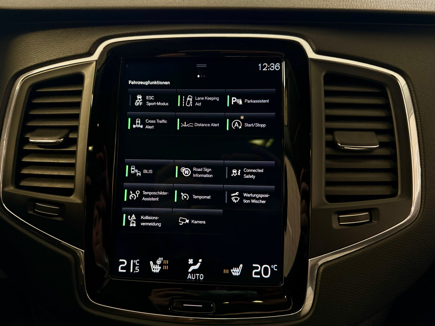 Volvo XC90 2.0 D5 AWD LEDER NAVI AHK STANDHZG CAM PDC