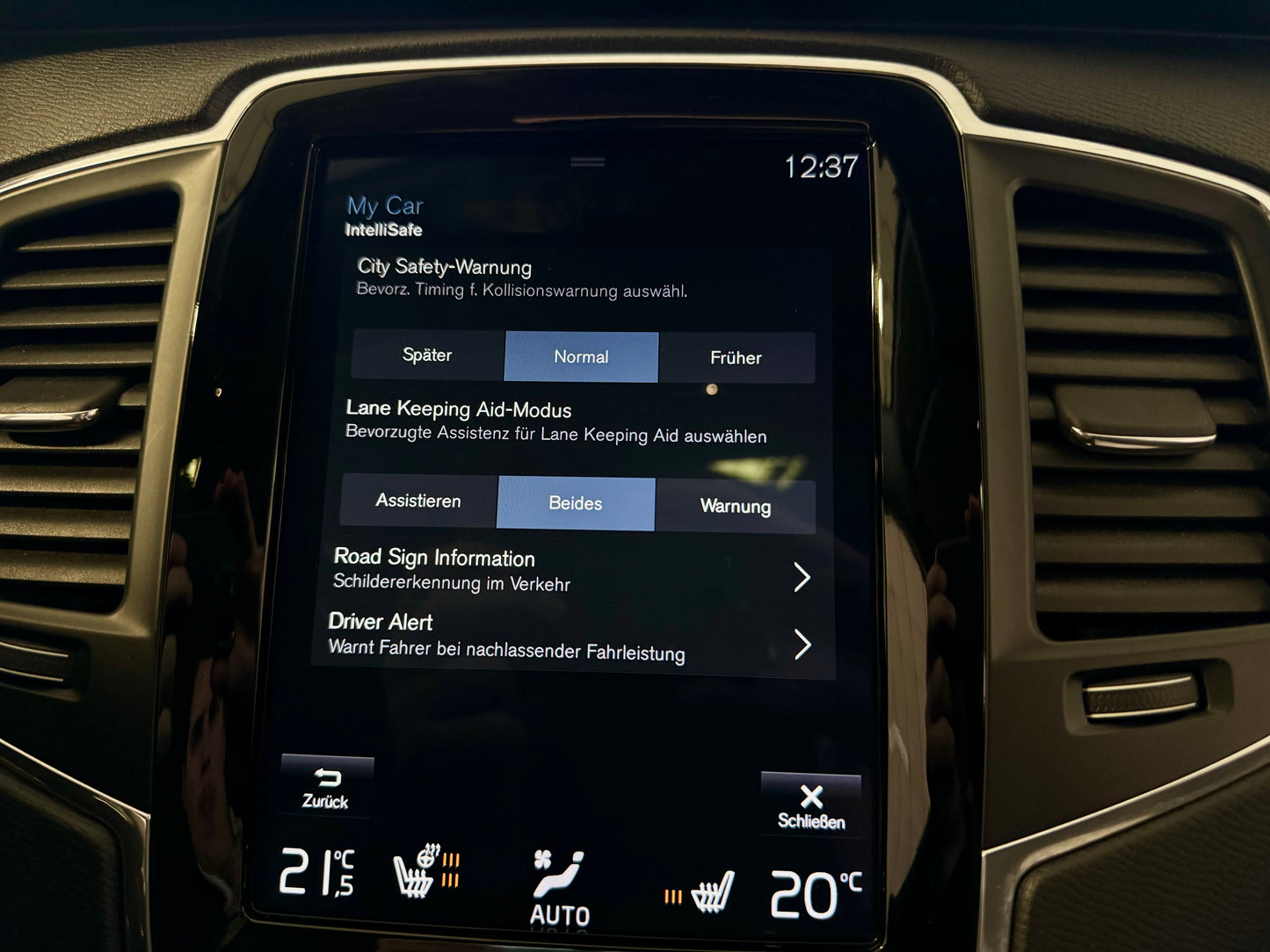 Volvo XC90 2.0 D5 AWD LEDER NAVI AHK STANDHZG CAM PDC