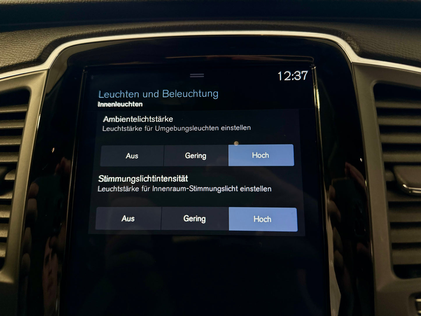 Volvo XC90 2.0 D5 AWD LEDER NAVI AHK STANDHZG CAM PDC