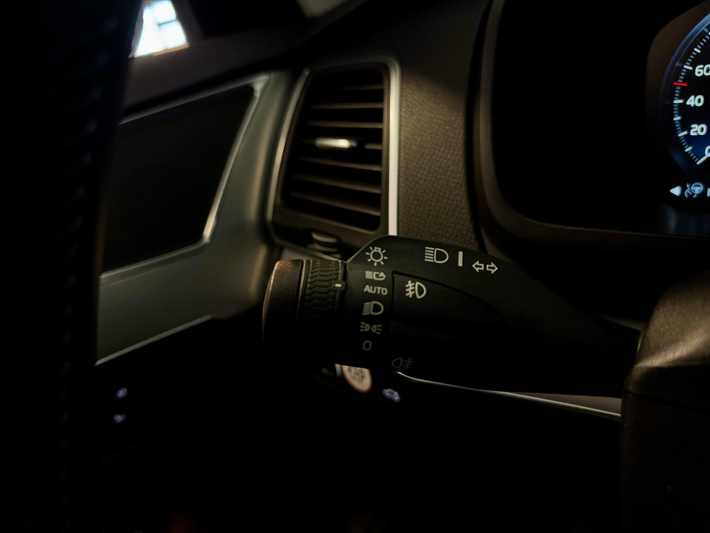 Volvo XC90 2.0 D5 AWD LEDER NAVI AHK STANDHZG CAM PDC
