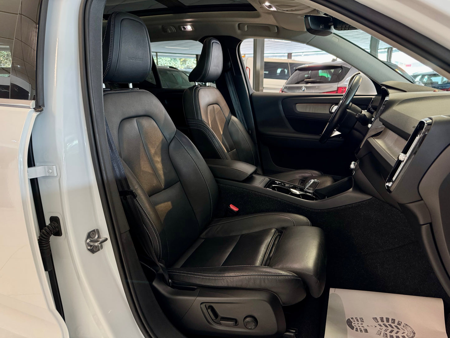 Volvo XC40 2.0 D4 AWD INSCRIPTION LEDER 360CAM AHK NAV