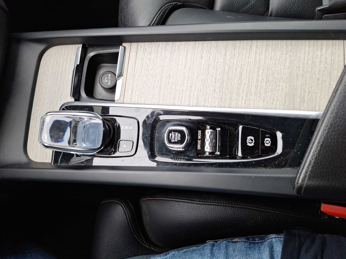 Volvo XC60 B4 AWD INSCRIPTION LEDER AHK H/K STANDHZG