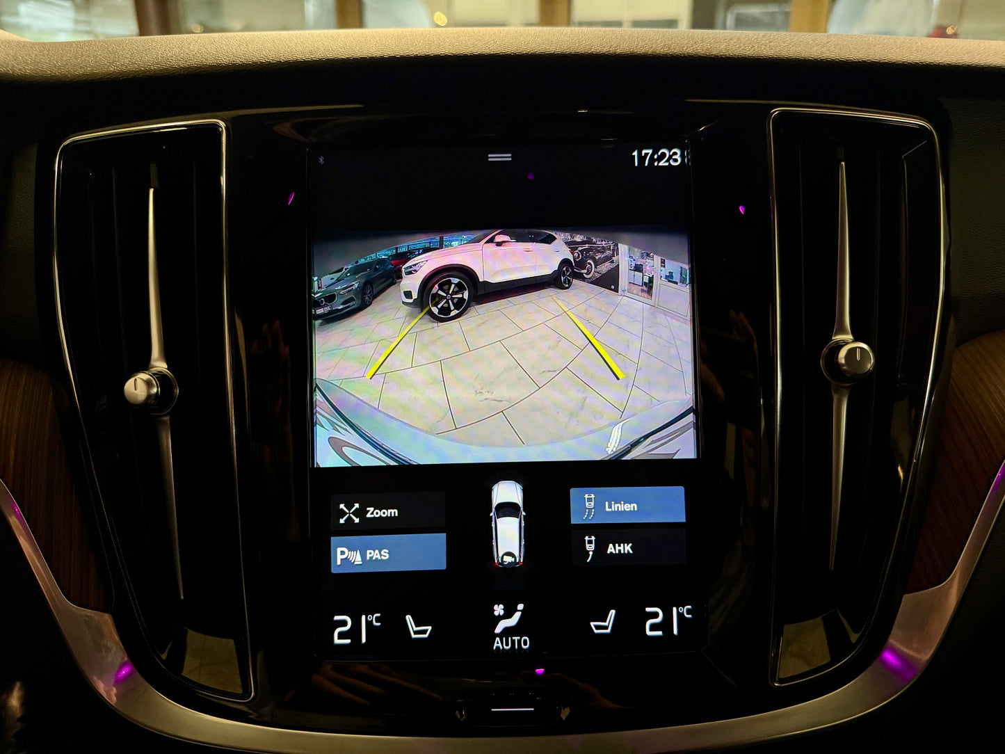 Volvo V60 D4 CROSS COUNTRY AWD LEDER AHK NAVI LED CAM