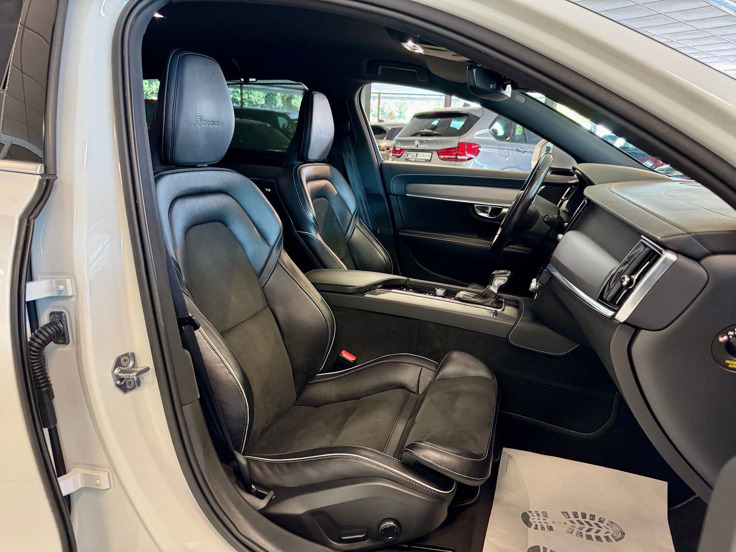 Volvo V90 2.0 D5 AWD R-DESIGN AHK LEDER NAVI LED SHZ
