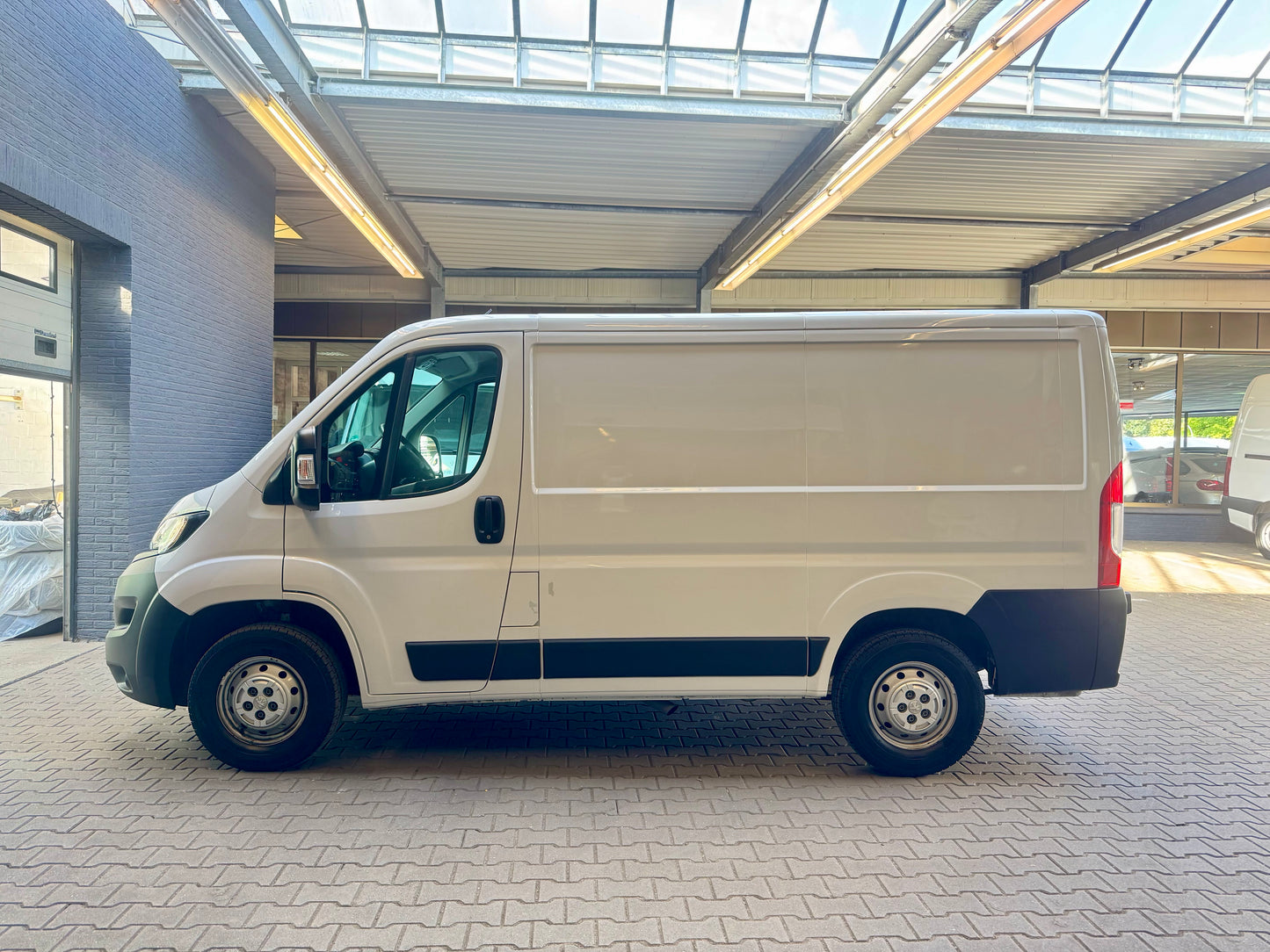 Peugeot Boxer 2.2 HDi L1H1 3,3t KLIMA NAVI 3-SITZER PDC