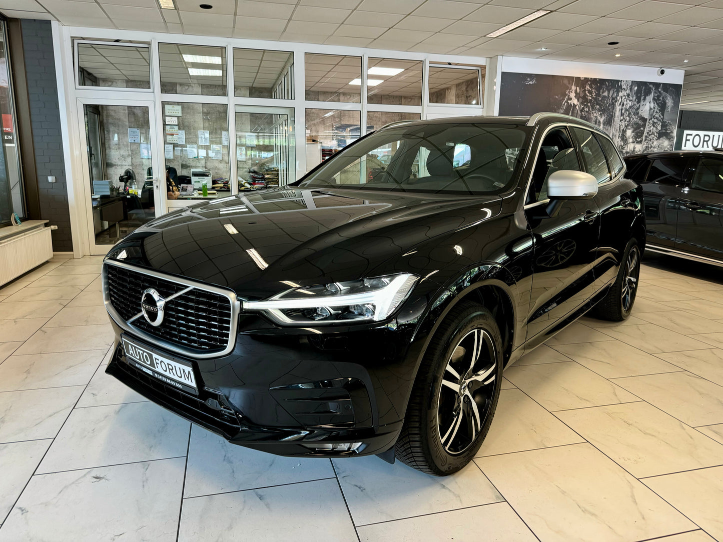 Volvo XC60 2.0 D4 R-DESIGN AWD NAVI LEDER LED AHK PANO