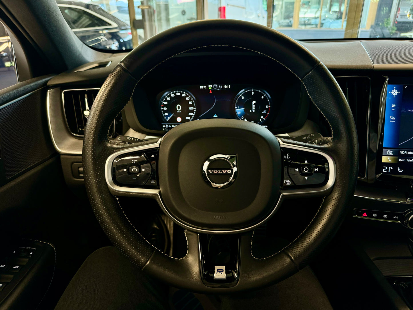 Volvo XC60 2.0 D4 R-DESIGN AWD NAVI LEDER LED AHK PANO